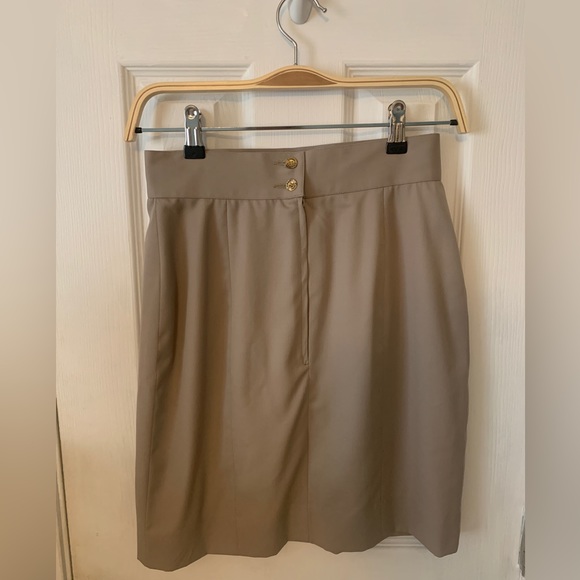 Chanel beige vintage classic mini skirt, 26” with size tag cut out. - Picture 3 of 6